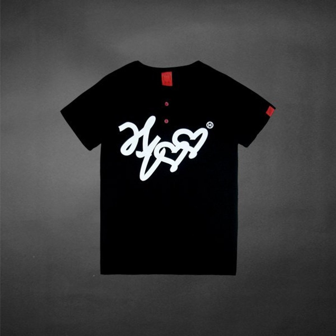 涂鸦字体 红钮扣 亨利Tee - 黑 - 女装 T 恤 - 棉 黑色