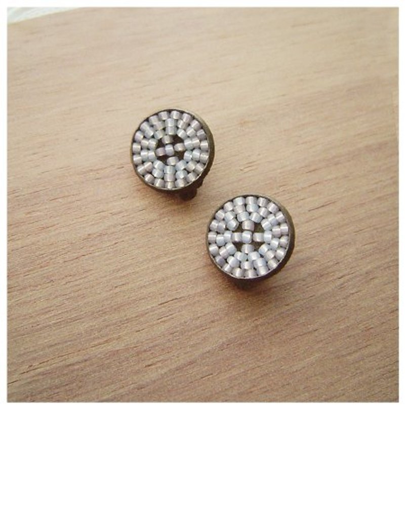 :: 马赛克＊小花砖 :: 香颂。贴耳耳环。轻熟。裸色 - 耳环/耳夹 - 玻璃 粉红色