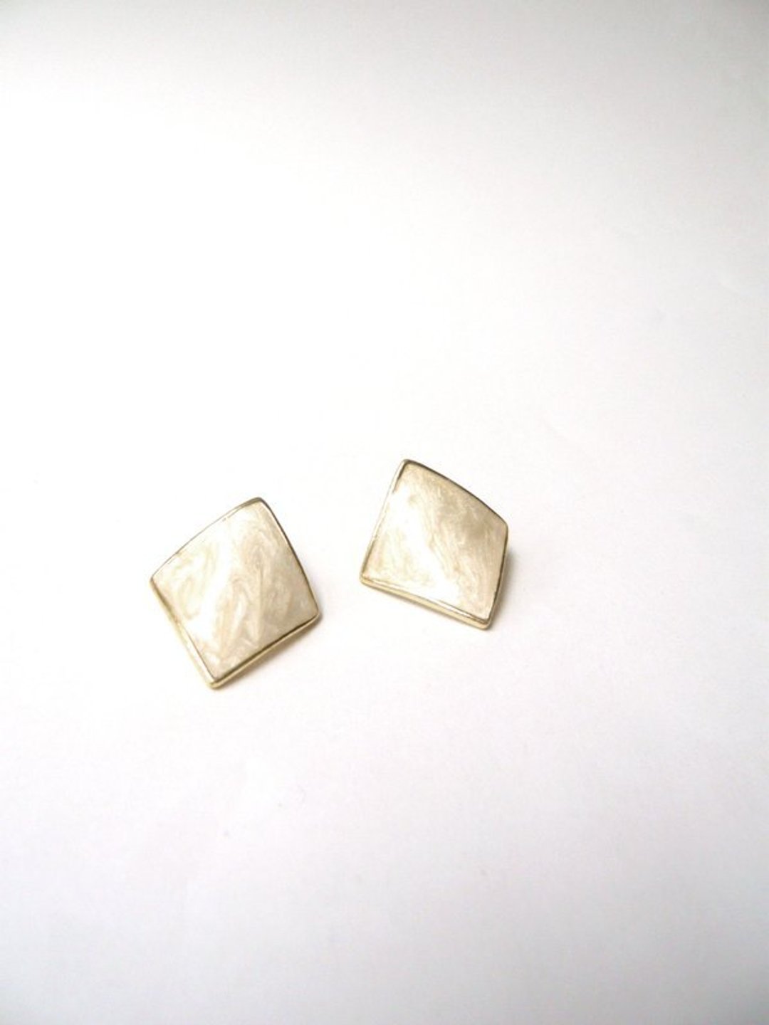 白色滴油拉花优雅菱形金边波浪耳环 - 耳环/耳夹 - 其他金属 