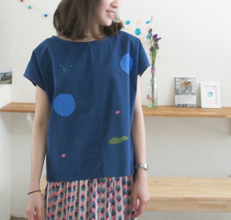 深蓝宽宽蓝色泡泡、星球、绿山削肩t-shirt/ - 女装 T 恤 - 棉．麻 蓝色