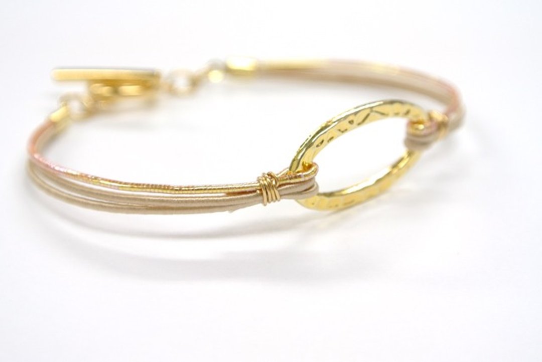 Mizuhiki cord bracelet (beige × Gold) - 手链/手环 - 纸 咖啡色