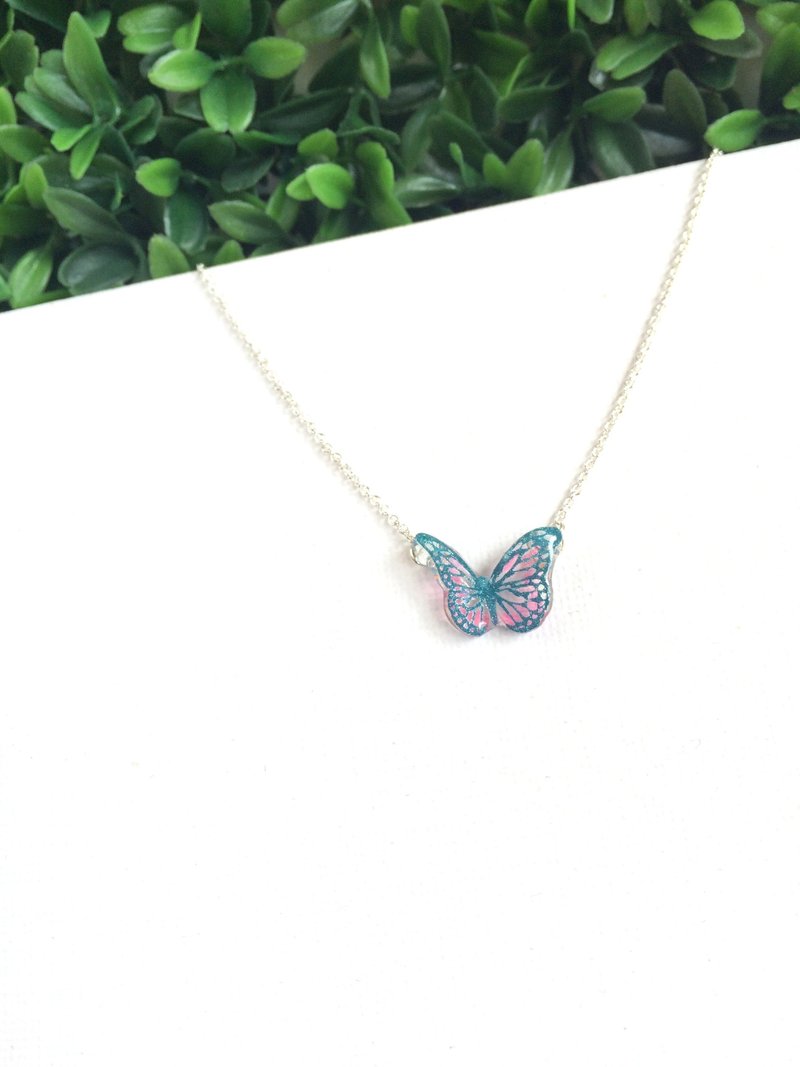 *Haku·Neko* 蓝色闪烁纹理粉红手绘蝴蝶颈链 (中蝴蝶) - 颈链 - 塑料 蓝色