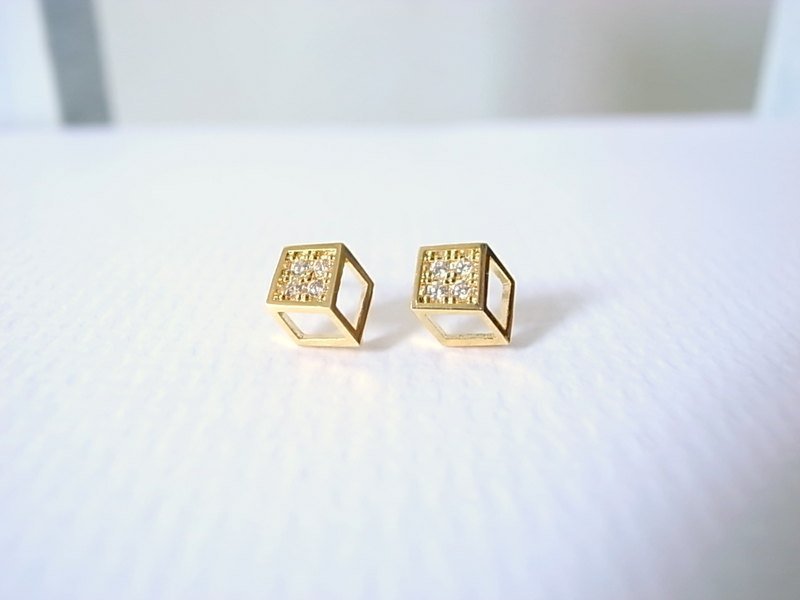 【N.U. Studio】几何系列 微微立体小正方 耳环 925纯银耳针 - 耳环/耳夹 - 其他金属 金色
