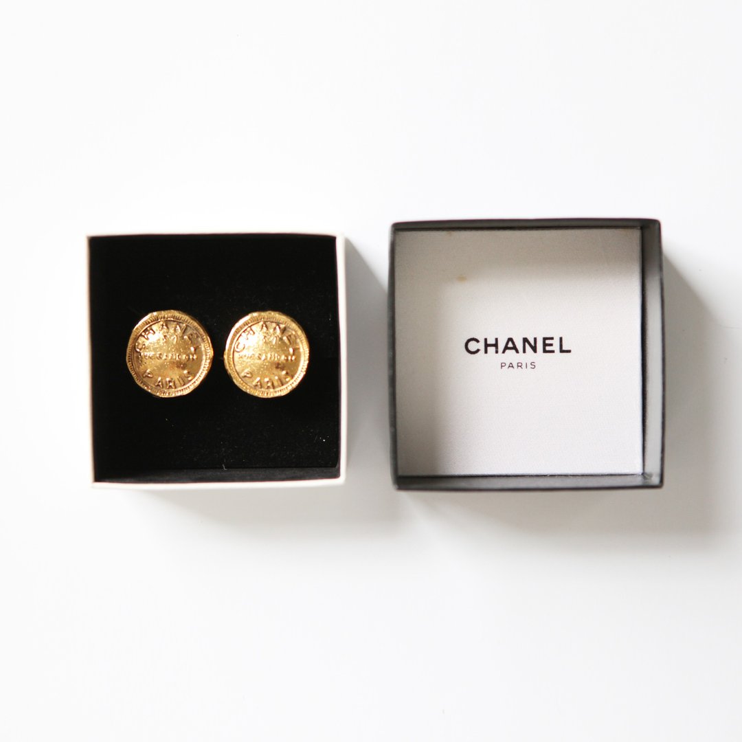 A ROOM MODEL - VINTAGE，PC-0017 CHANEL LOGO金色耳环 - 耳环/耳夹 - 其他金属 金色
