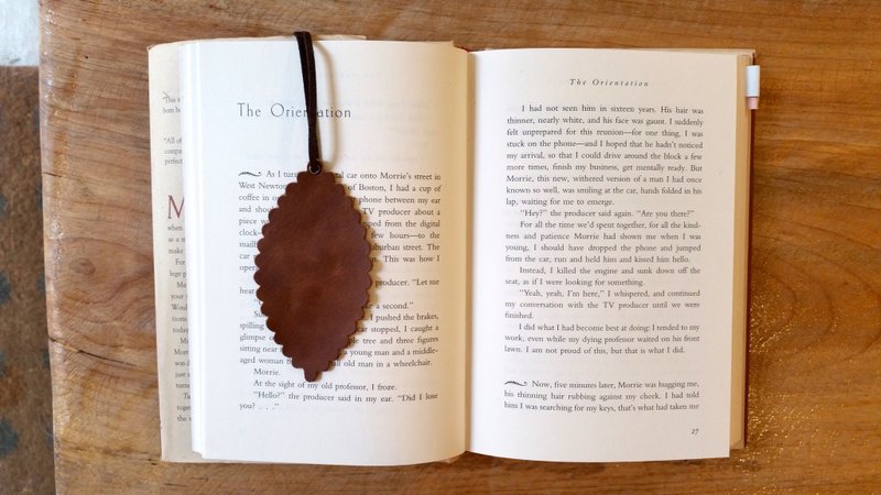 053 真皮牛皮-旅人书签/吊饰（咖啡色)--即日起至3/15可享免费打字服务 - 行李吊牌 - 真皮 咖啡色