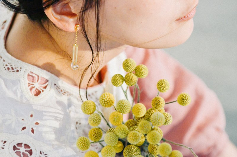 Marygo［透明方块冰晶］金色垂坠耳环 - 耳环/耳夹 - 宝石 