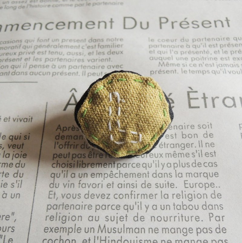 微甜·圈 手作 布缝 英文字母L 小胸针 / 小别针 / 小胸花 婚礼 胸花 帽花 - 胸针 - 其他材质 卡其色