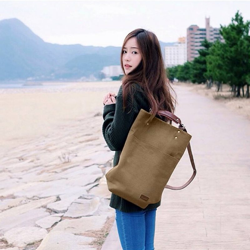 后背托特包 :: 卡其色 ::   后背／肩背两用 - 后背包/双肩包 - 其他材质 金色