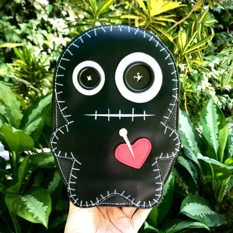 防小人插心巫毒娃娃童趣造型斜背包 黑色 - 酷乐村 - 侧背包/斜挎包 - 人造皮革 黑色