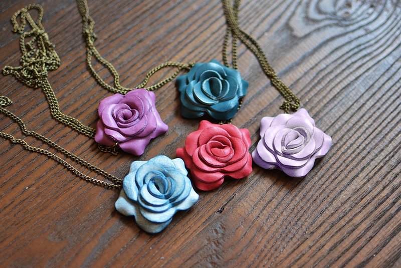 Fading Mist 植鞣牛皮革玫瑰颈链 - 颈链 - 真皮 红色