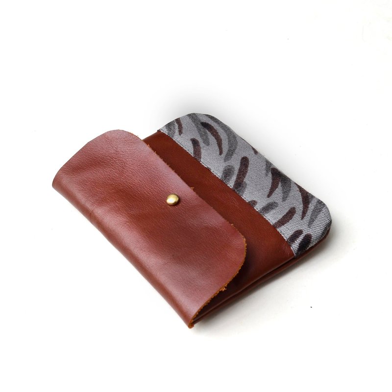 【手工娘子汉】艺术家的幽默 (此布已绝版，可挑别色) 零钱包 可放悠游卡、杂物、耳机 红棕牛皮 - 零钱包 - 真皮 咖啡色