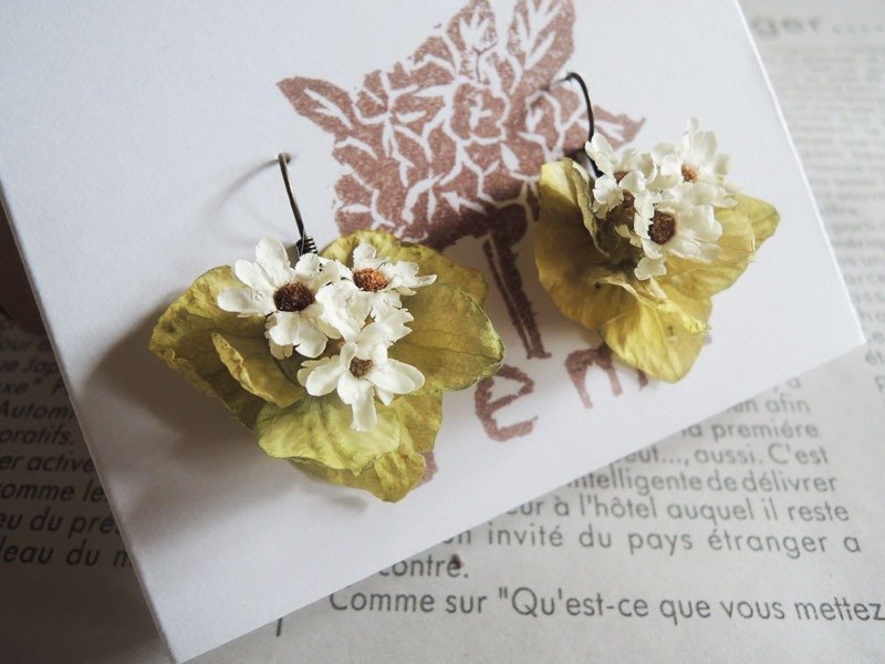 微甜·圈 手作 草绿 复古 绣球花 白梅 干燥花 耳环 耳钩款式 耳针垂钓 - 耳环/耳夹 - 植物．花 绿色