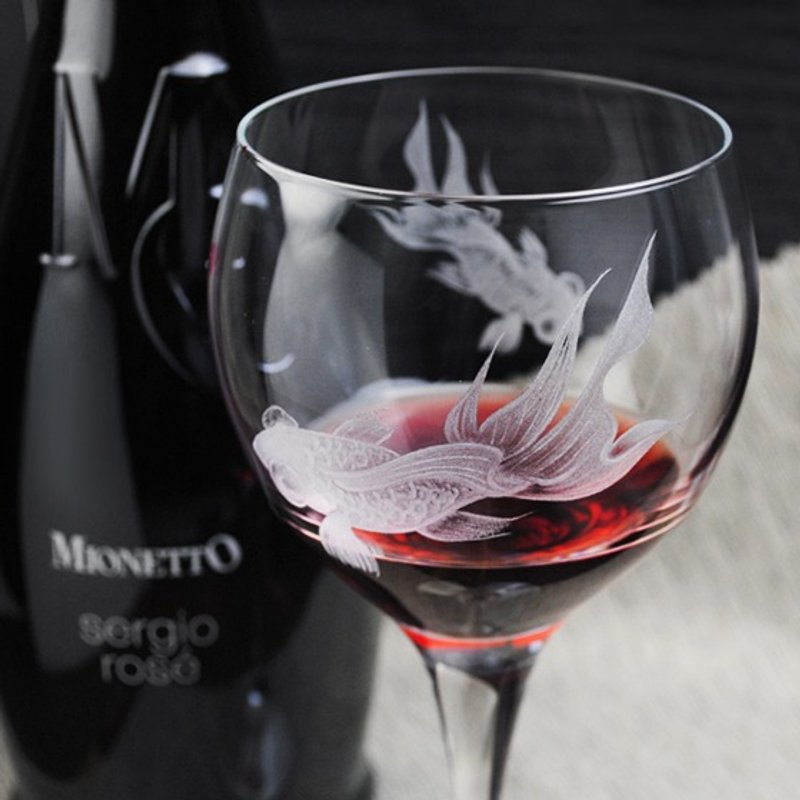 405cc【金鱼雕刻】(切口薄边一体成型) 金玉满堂 义大利 Bormioli Rocco系列FIORE BURGUNDER勃根地红酒杯 玻璃雕刻 酒杯刻字 布根地 - 酒杯/酒器 - 玻璃 