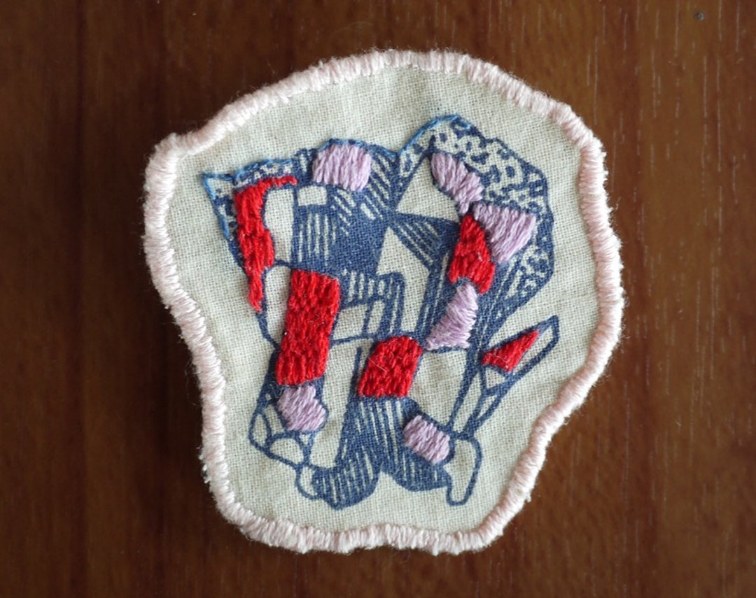 Hand Embroidered Mineral Brooch - 胸针 - 绣线 粉红色