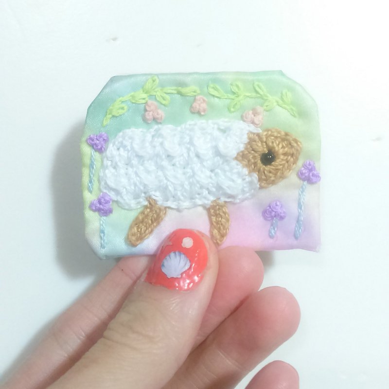 白绵羊勾编刺绣梦幻花朵胸针 - 胸针 - 绣线 紫色