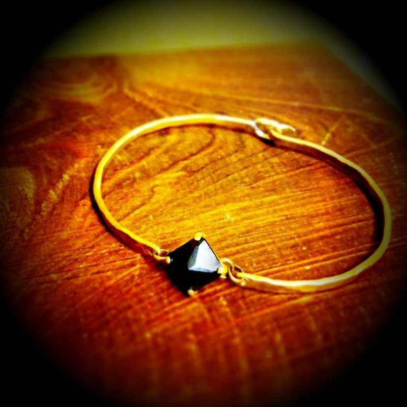 **DORCUS**金字塔黑水晶锻敲手环/黄铜/中性款式 - 手链/手环 - 其他金属 黑色