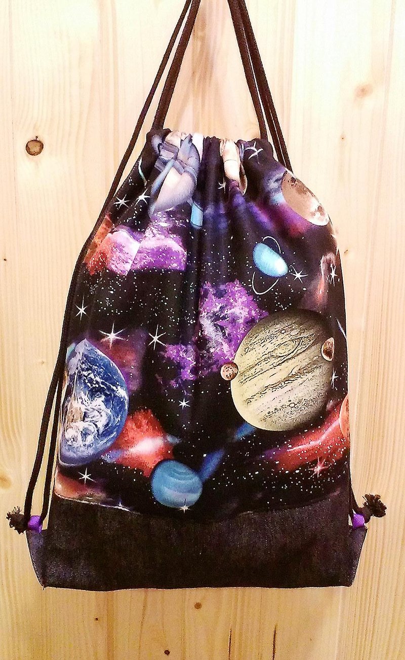 【巧手猫x城市猫】束口包 后背包 纯棉 宇宙 行星  星球 黑色牛仔布底((新春优惠95折)) - 束口袋双肩包 - 其他材质 黑色