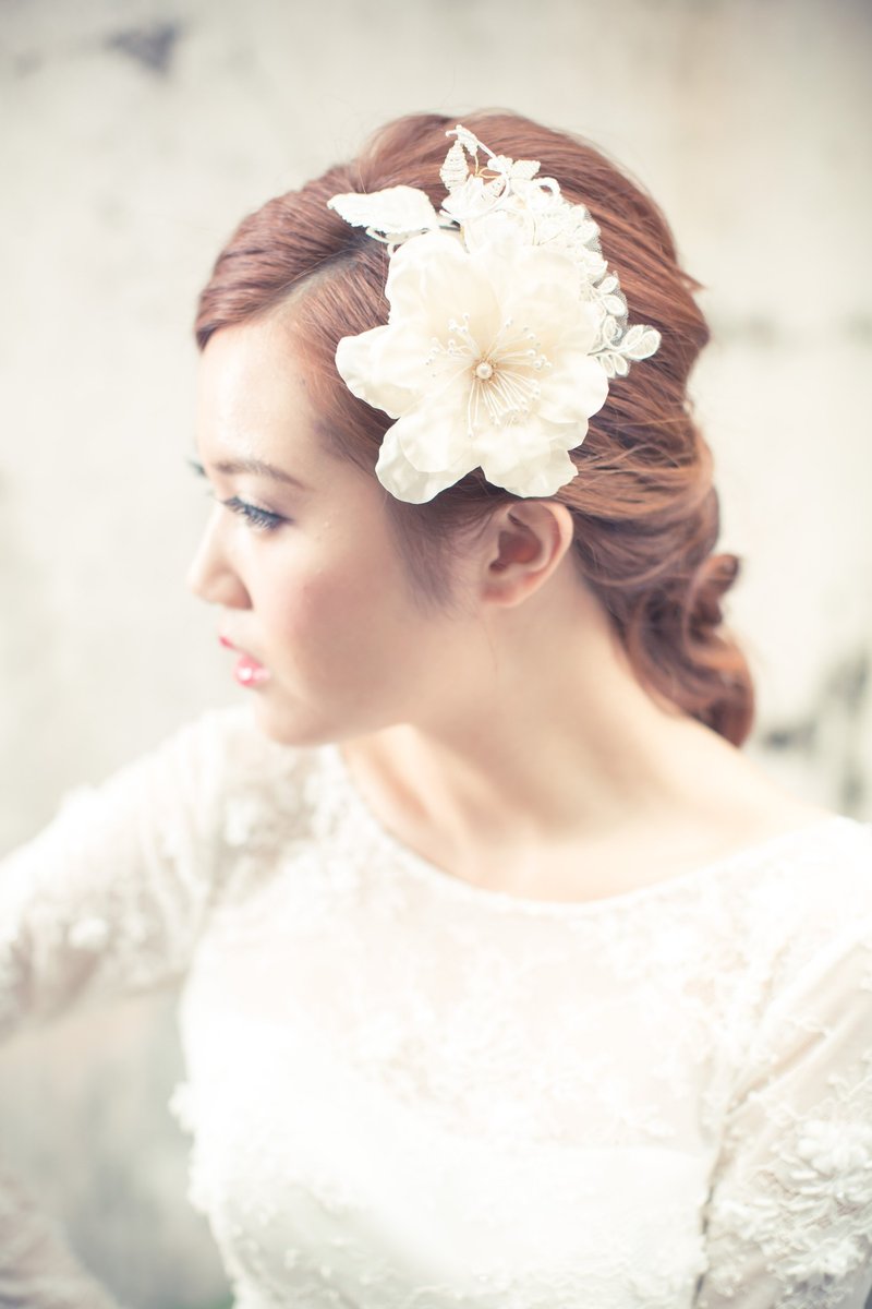 《Being of Love》手工制／象牙色真丝花朵蕾丝头饰／西式婚礼新娘结婚髪饰 ／定制婚礼配饰 - 发饰 - 其他材质 白色