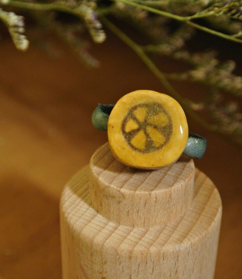 【 T - C 】戒指 皮革 牛皮 日本白瓷 瓷器  限量 自然釉色 无限看不腻色调 摄氏1350高温烧制 - 戒指 - 瓷 