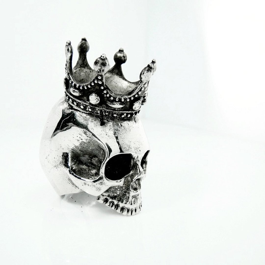 Skull with crown ring in white bronze and oxidized antique color ,Rocker jewelry ,Skull jewelry,Biker jewelry - 戒指 - 其他金属 