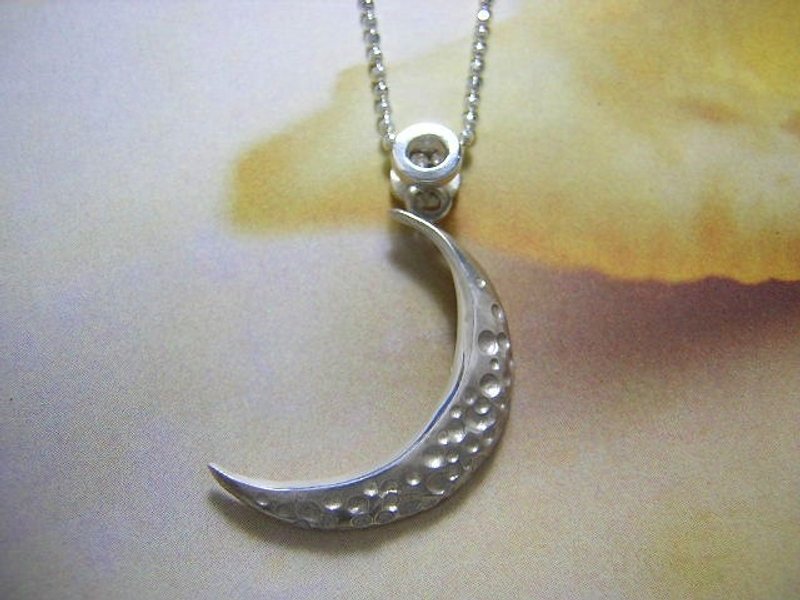moon peel  ( crescent moon sterling silver pendant 银制月牙垂饰 ) - 项链 - 其他金属 灰色