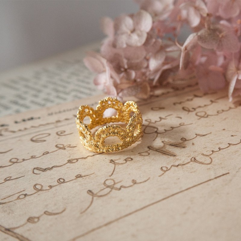 迷你小皇冠蕾丝戒指 铜银合金镀金   Choccy - 戒指 - 其他金属 金色
