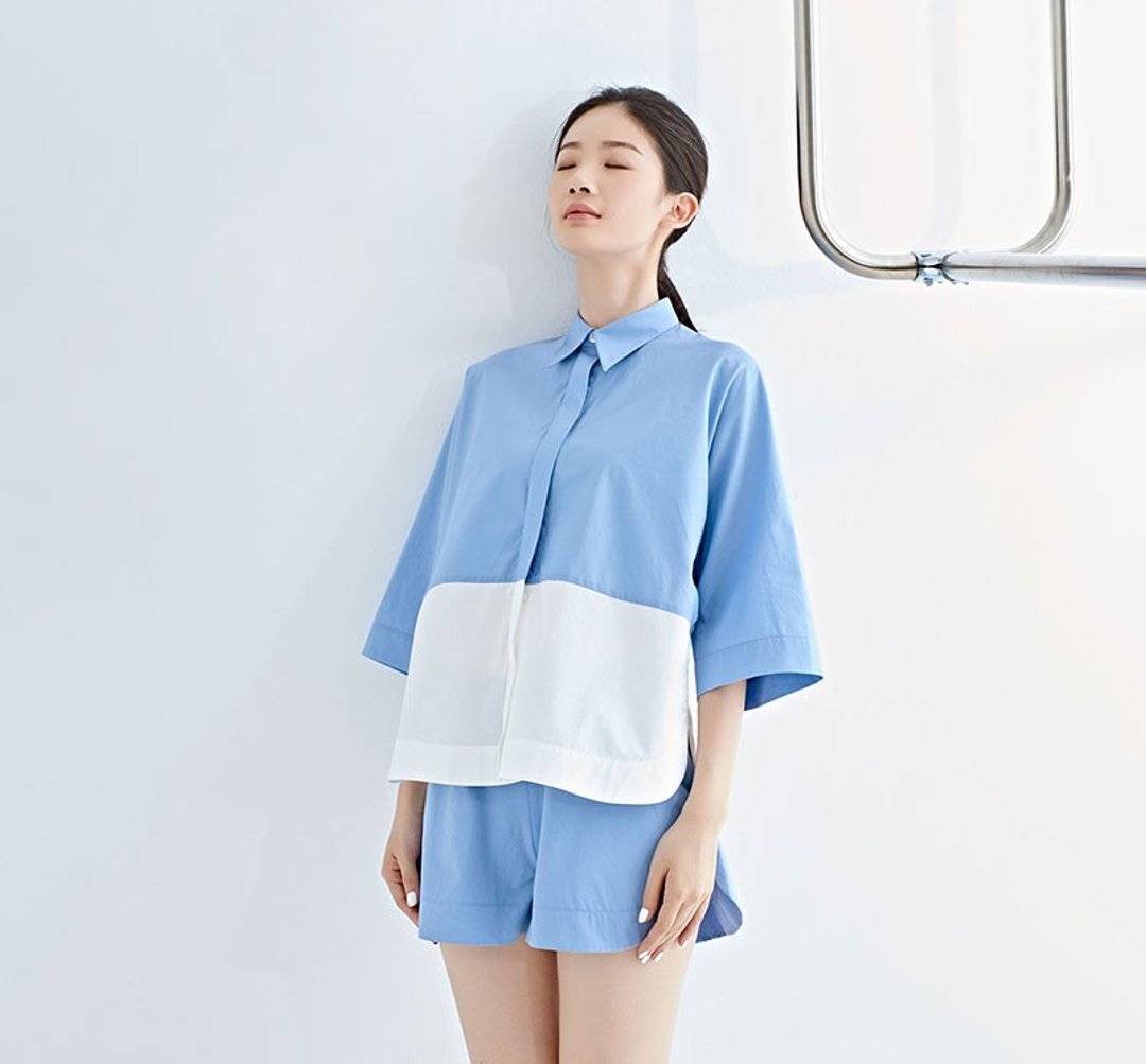 【福利品】蓝天飘过一朵云 日系蓝白剪接宽松连袖衬衫 - 女装上衣 - 棉 蓝色