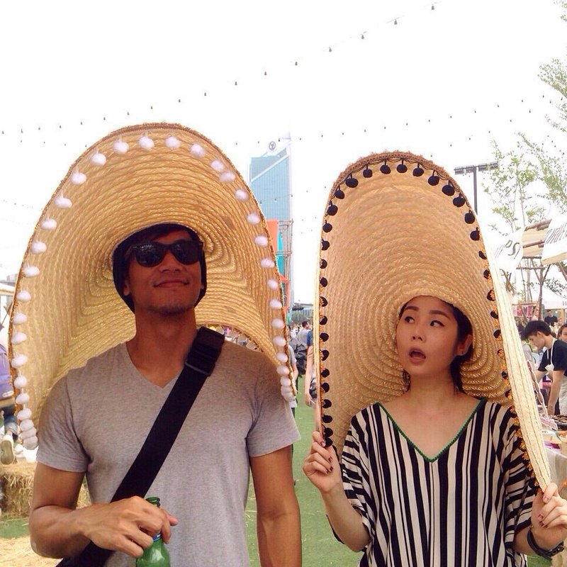 'BIN-DAI' 一起旅行吧！夏日手作竹笠帽 - 白色绒球 - 帽子 - 竹 白色