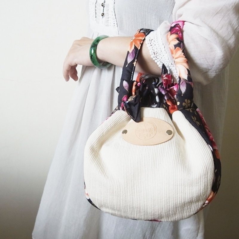 台湾花布柿子包(大)黑墨花 ☆限时好康～买包送花茶礼盒喔！☆ - 手提包/手提袋 - 棉．麻 黑色