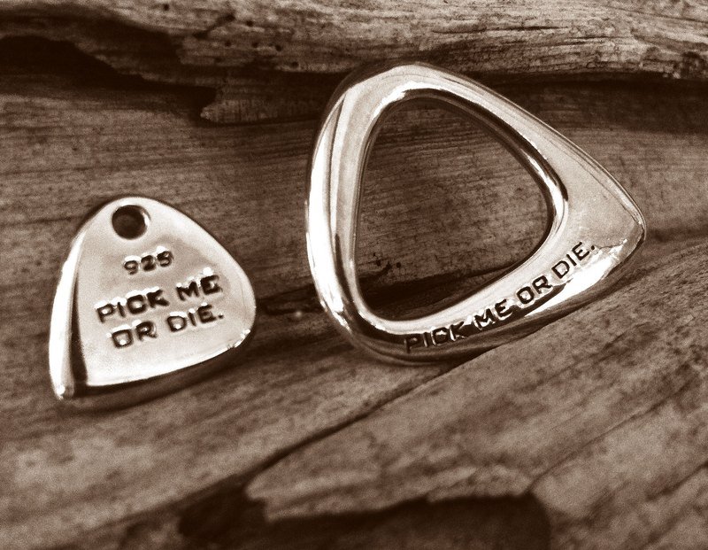 摇滚猫-‘拥抱和真心’设计专利独卖手工纯银镂空PICK吉他墬饰 - 项链 - 其他金属 灰色