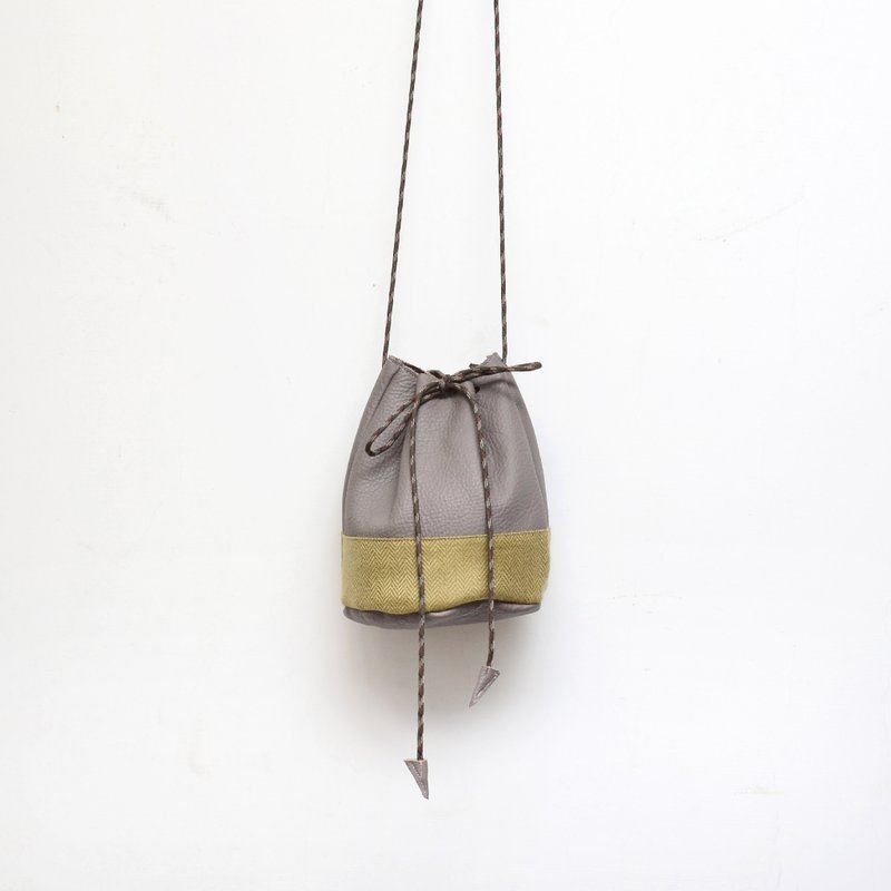 【手工娘子汉】五金行没卖的水桶包(驼色皮缺货中)  束口 牛皮 - 侧背包/斜挎包 - 真皮 卡其色