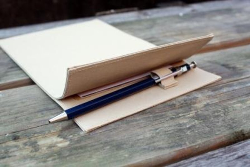 革 器。轻 松 玩 旅 行 系 列 / 小 旅 伴 随 身 夹 - 文件夹/资料夹 - 纸 卡其色