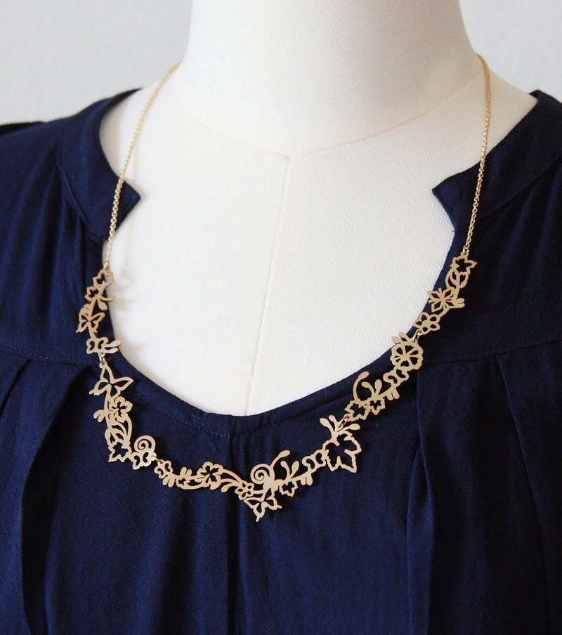 金色鲜艳娇美的花上飞满蝴蝶儿黄铜项链 - 项链 - 其他金属 橘色