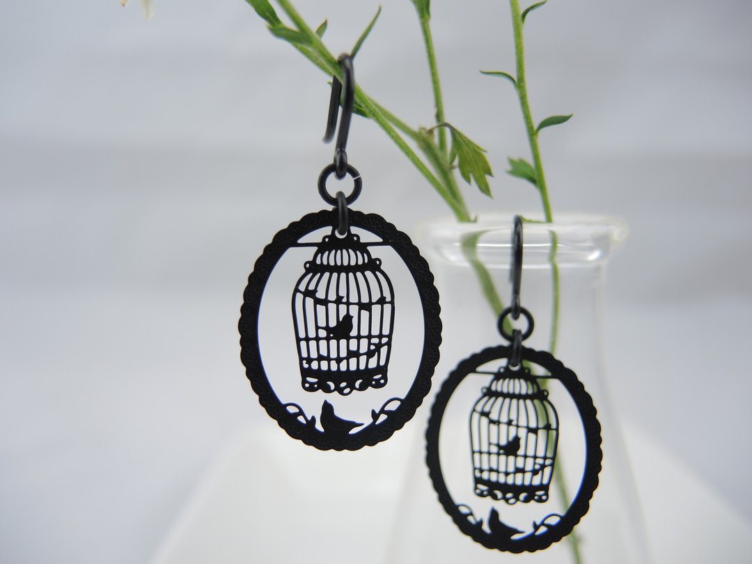 Silhouette earrings / bird - 耳环/耳夹 - 塑料 黑色