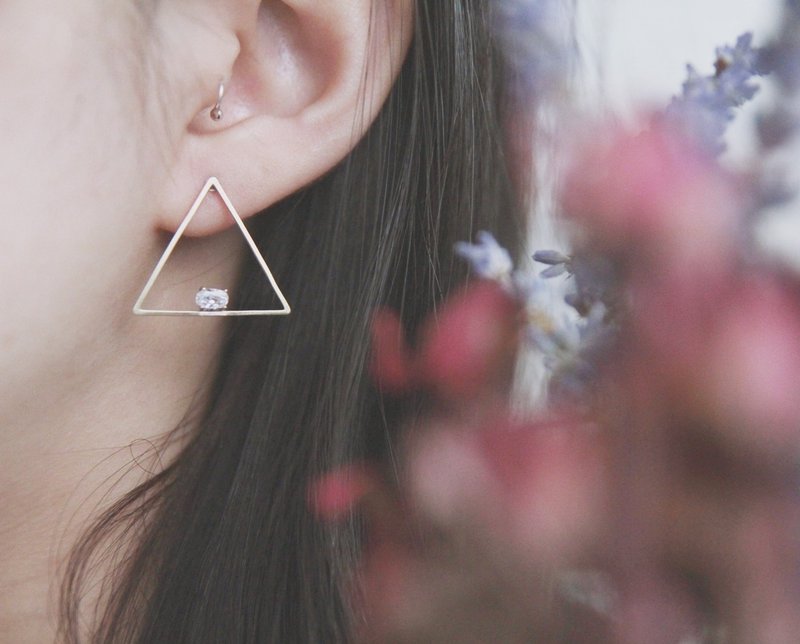 走钢索的女人／锆石、金工设计黄铜耳环／目前手工库存：１ - 耳环/耳夹 - 宝石 金色