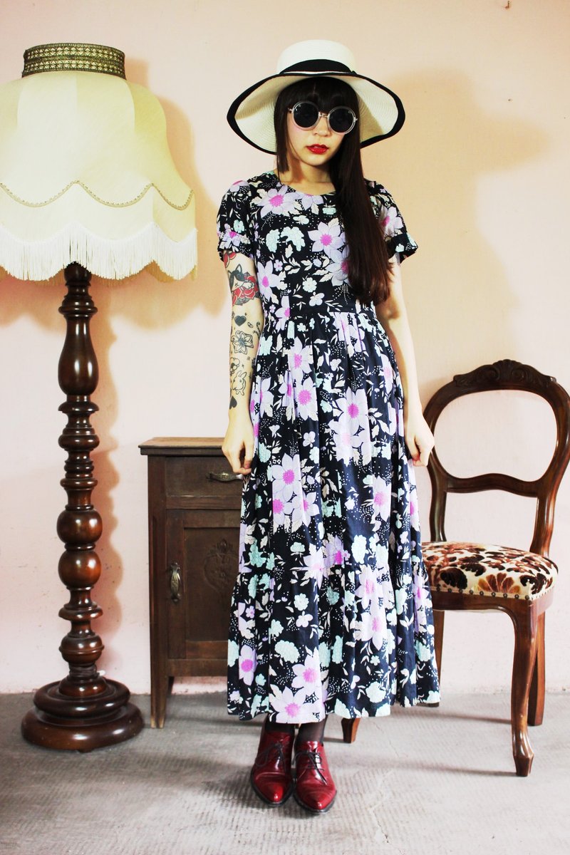 F1062(Vintage)黑色底紫色花朵棉质短袖长版古着洋装(婚礼/野餐/派对) - 洋装/连衣裙 - 其他材质 黑色