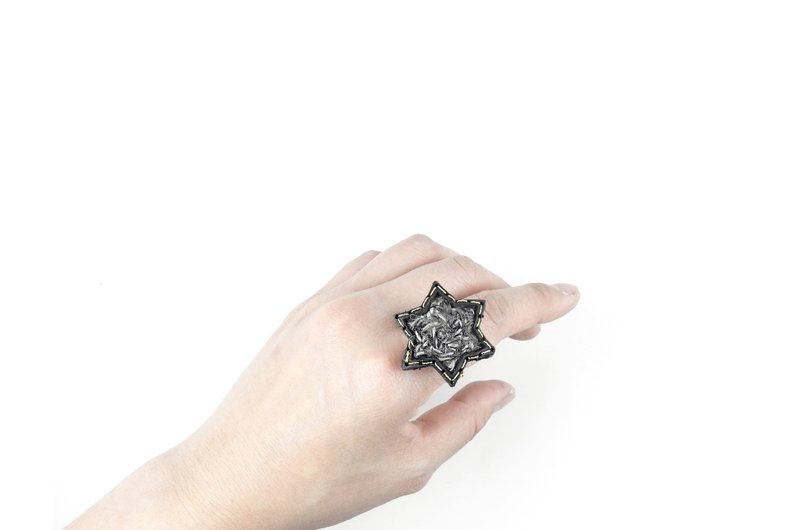 SUE BI DO WA - 手工制作皮革并合手织星星戒指(灰色)-Leather mix with yarn Star Ring - 戒指 - 真皮 灰色