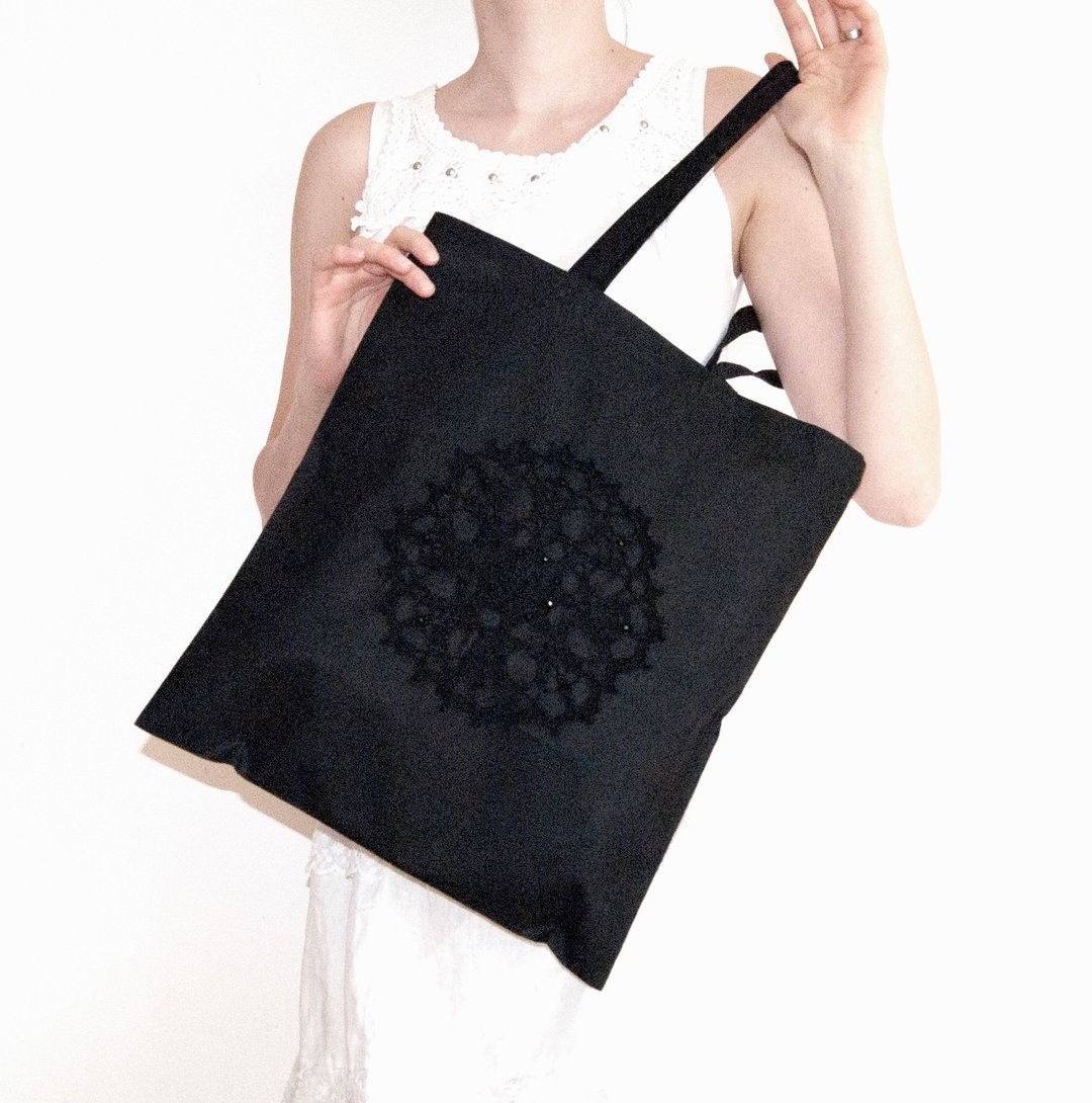 Black Organic Cotton Carry-All Shopping Bag – Large Eco-Friendly Market Bag with Beaded Crochet Ornament – Black Cotton Shopper Bag - 手提包/手提袋 - 棉 黑色
