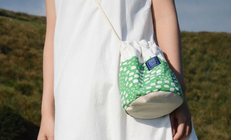 ::浏海树:: 侧背水桶包＿绿底小绵羊(东京限定款) - 侧背包/斜挎包 - 其他材质 绿色