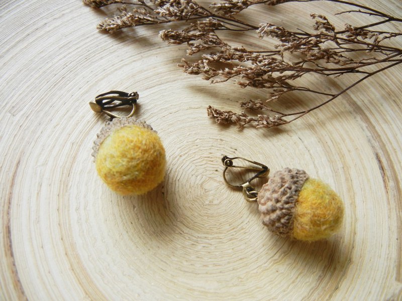 *coucoubird*羊毛橡果耳环(耳夹) - 耳环/耳夹 - 羊毛 卡其色