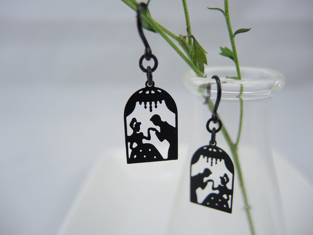 Silhouette earrings / Cinderella - 耳环/耳夹 - 塑料 黑色