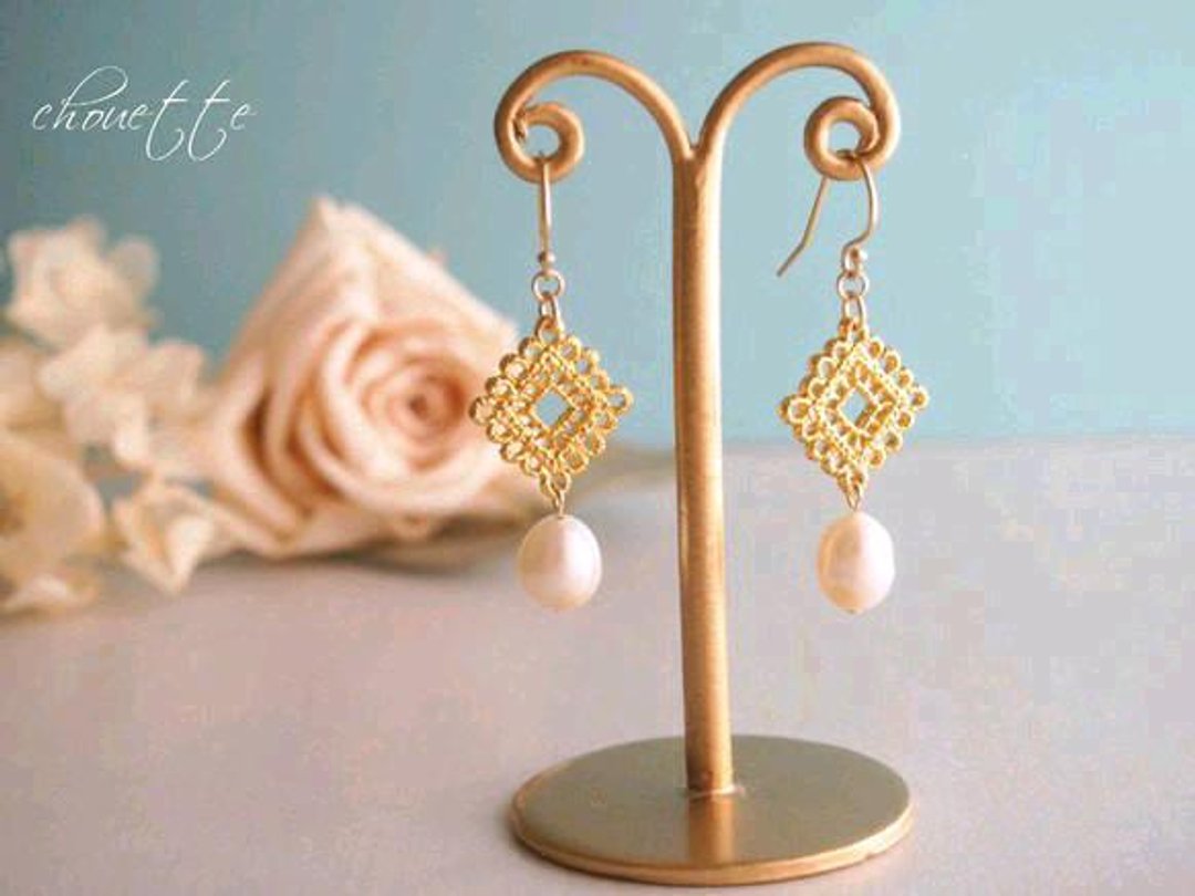 [14kgf] filigree Freshwater Pearl Earrings - 耳环/耳夹 - 其他金属 