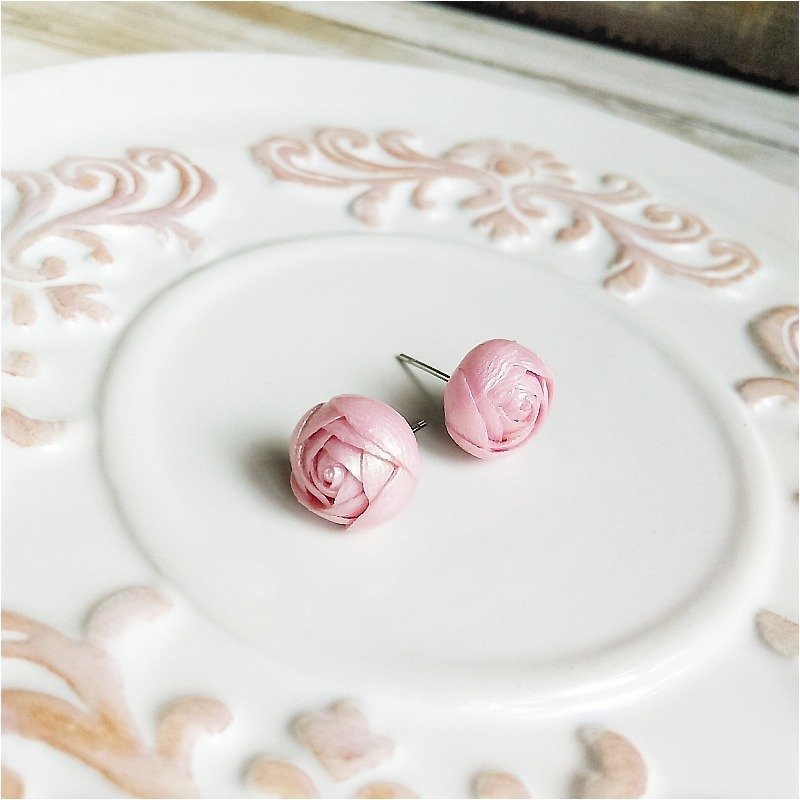 【含苞待放．致青春】[温柔的小粉红]．手工玫瑰．不绣钢耳针．{针式 / 夹式} - 耳环/耳夹 - 其他材质 粉红色