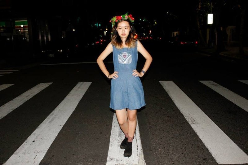 {:::Giraffe 长颈鹿人:::}_胸前绣爱心口袋花牛仔古着洋装 - 洋装/连衣裙 - 其他材质 蓝色