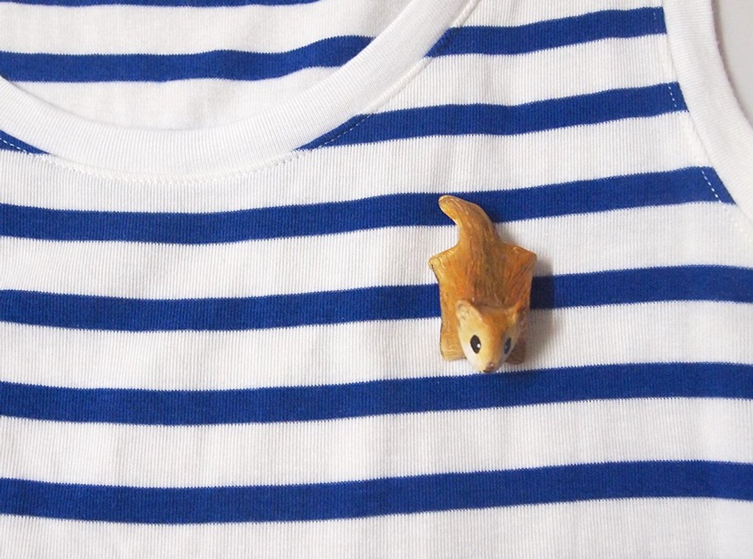 小鼯鼠/小飞鼠手工手绘胸针 Flying squirrel handmade brooch - 胸针 - 其他材质 多色