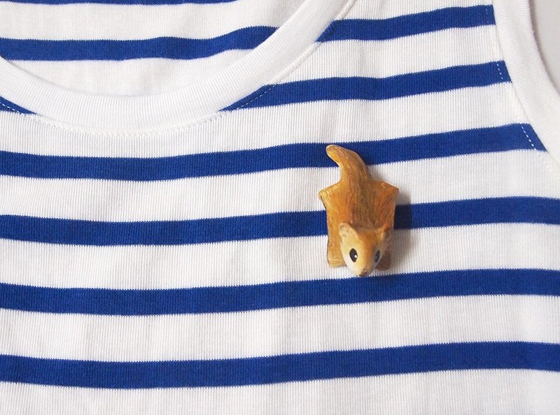 小鼯鼠/小飞鼠手工手绘胸针 Flying squirrel handmade brooch - 胸针 - 其他材质 多色