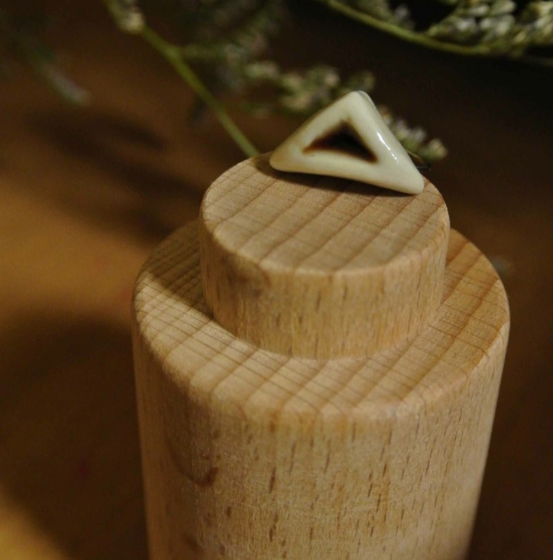 【 T - C 】耳环 日本白瓷 瓷器  限量 自然釉色 无限看不腻色调 摄氏1350高温烧制 - 耳环/耳夹 - 瓷 