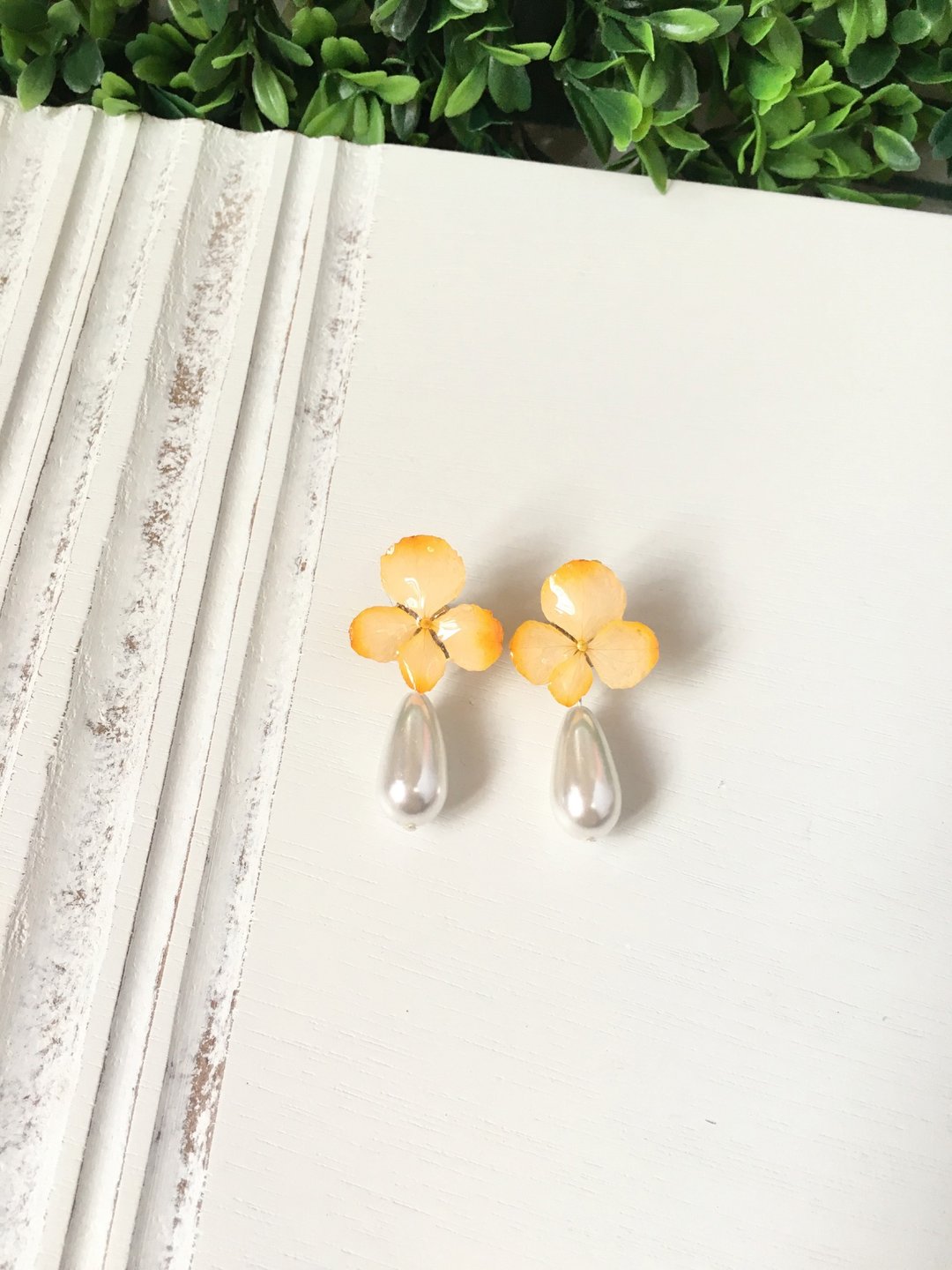 *Haku·Neko* 淡橘色绣球花优雅水滴珍珠耳环 (真花系列) - 耳环/耳夹 - 植物．花 橘色
