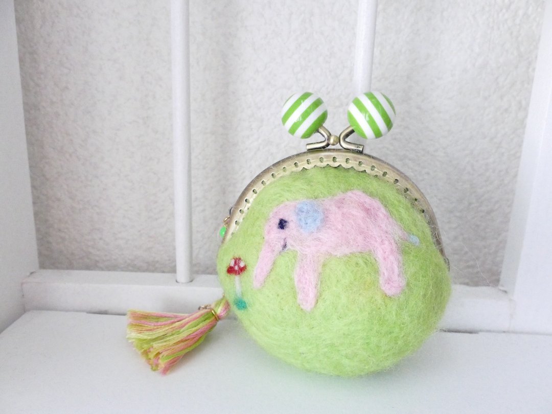 Wool felt petite elephant yellow green stripe base - 零钱包 - 其他材质 绿色