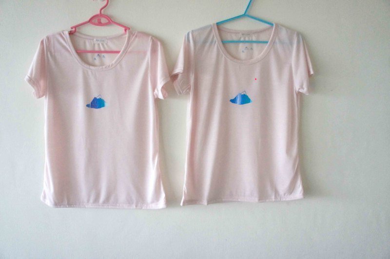 蓝蓝靠山圆圆月亮 软绵绵短袖t-shirt（浅浅粉色 / 帅气黑色） - 女装 T 恤 - 棉．麻 粉红色